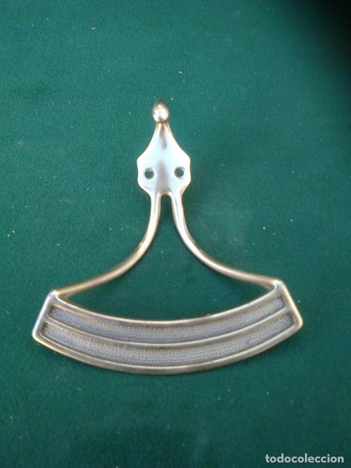 Antig&uuml;edades: PERCHA ANTIGUA DE LATON PARA ARMARIO MEDIDAS: 12 X 11 X 5
