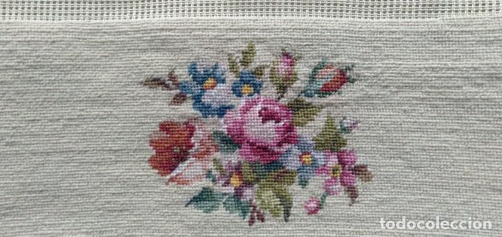 Antig&uuml;edades: Bastidor rectangular, posiblemente a&ntilde;os 20, con bordado de petit point - Foto 2