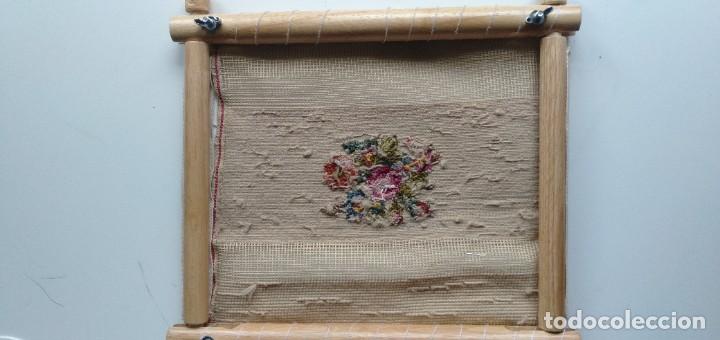 Antig&uuml;edades: Bastidor rectangular, posiblemente a&ntilde;os 20, con bordado de petit point - Foto 4