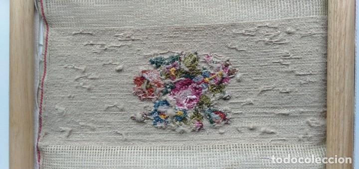 Antig&uuml;edades: Bastidor rectangular, posiblemente a&ntilde;os 20, con bordado de petit point - Foto 5