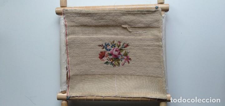 Antig&uuml;edades: Bastidor rectangular, posiblemente a&ntilde;os 20, con bordado de petit point - Foto 6