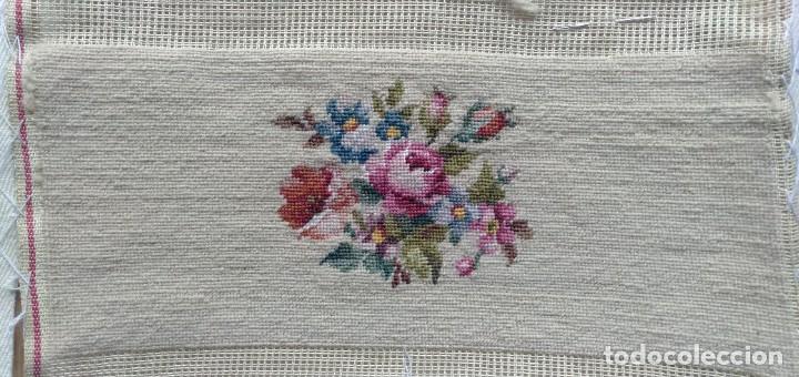 Antig&uuml;edades: Bastidor rectangular, posiblemente a&ntilde;os 20, con bordado de petit point - Foto 7