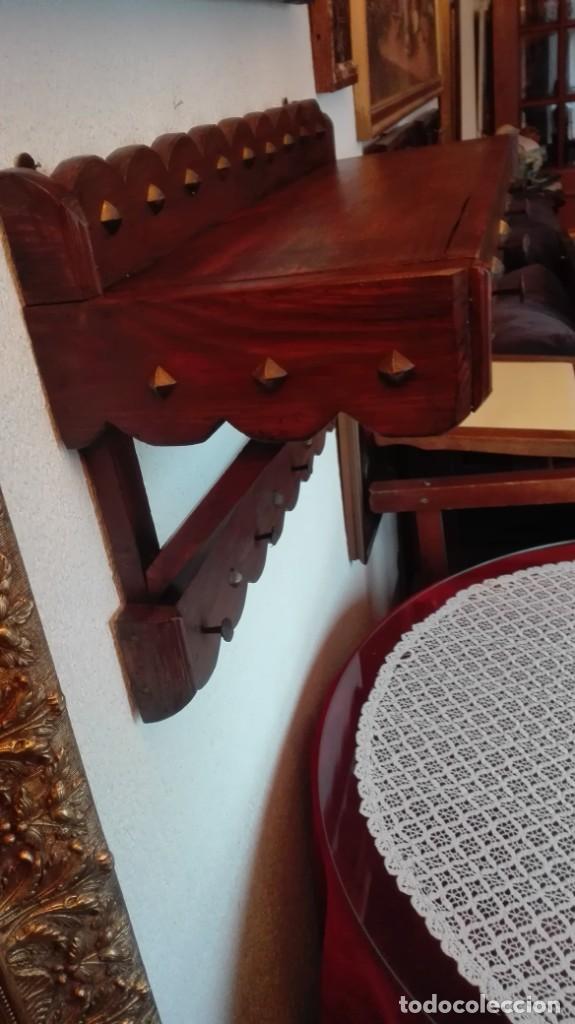 Antig&uuml;edades: Repisa con enganches para colgar - Foto 2