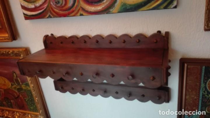 Antig&uuml;edades: Repisa con enganches para colgar - Foto 3