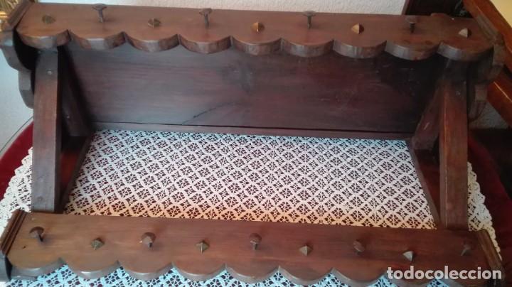 Antig&uuml;edades: Repisa con enganches para colgar - Foto 5