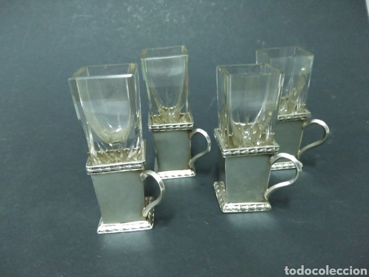 Antiquit&auml;ten: 4 vasitos de metal plateado y cristal tallado.