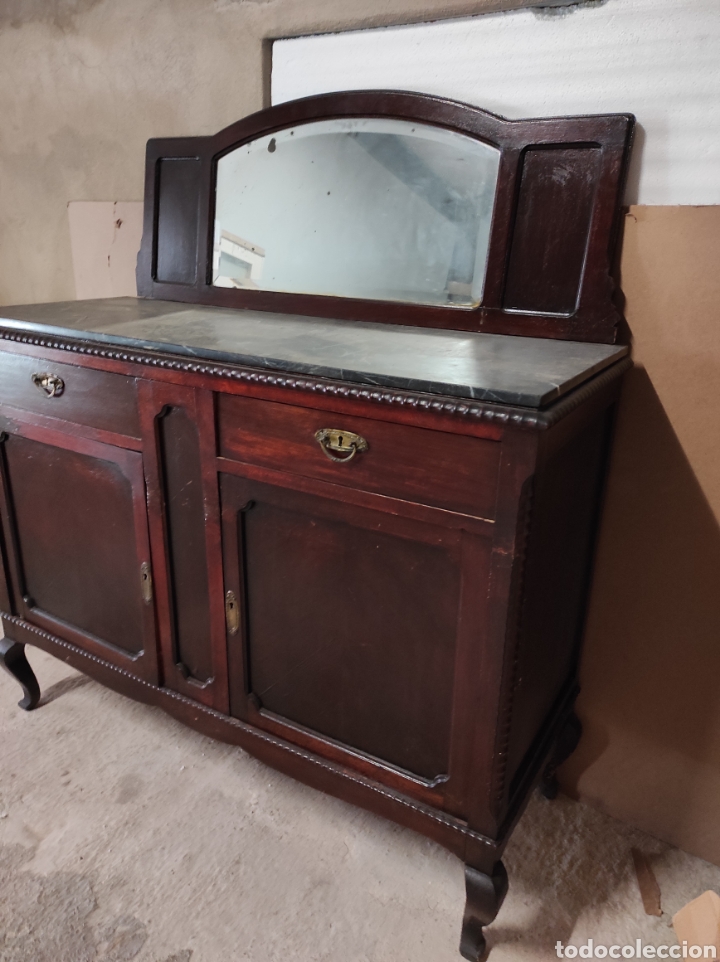Antig&uuml;edades: Antigua c&oacute;moda con espejo a juego. - Foto 2