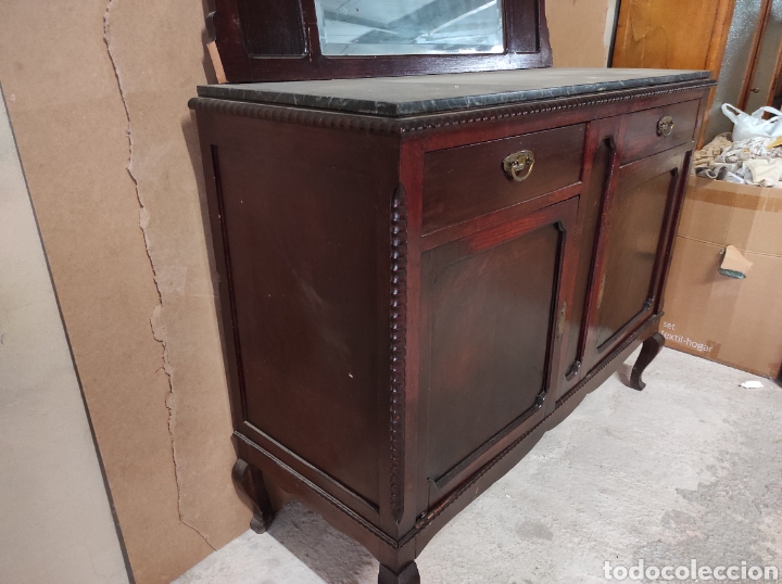 Antig&uuml;edades: Antigua c&oacute;moda con espejo a juego. - Foto 3
