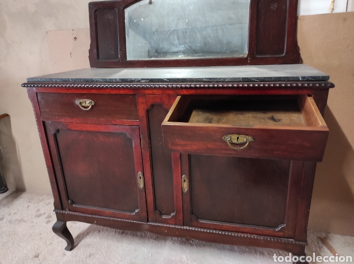 Antig&uuml;edades: Antigua c&oacute;moda con espejo a juego. - Foto 9