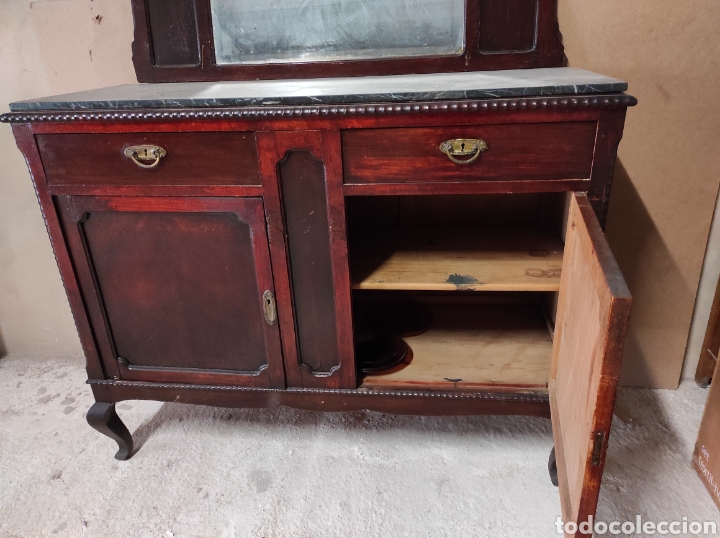 Antig&uuml;edades: Antigua c&oacute;moda con espejo a juego. - Foto 10