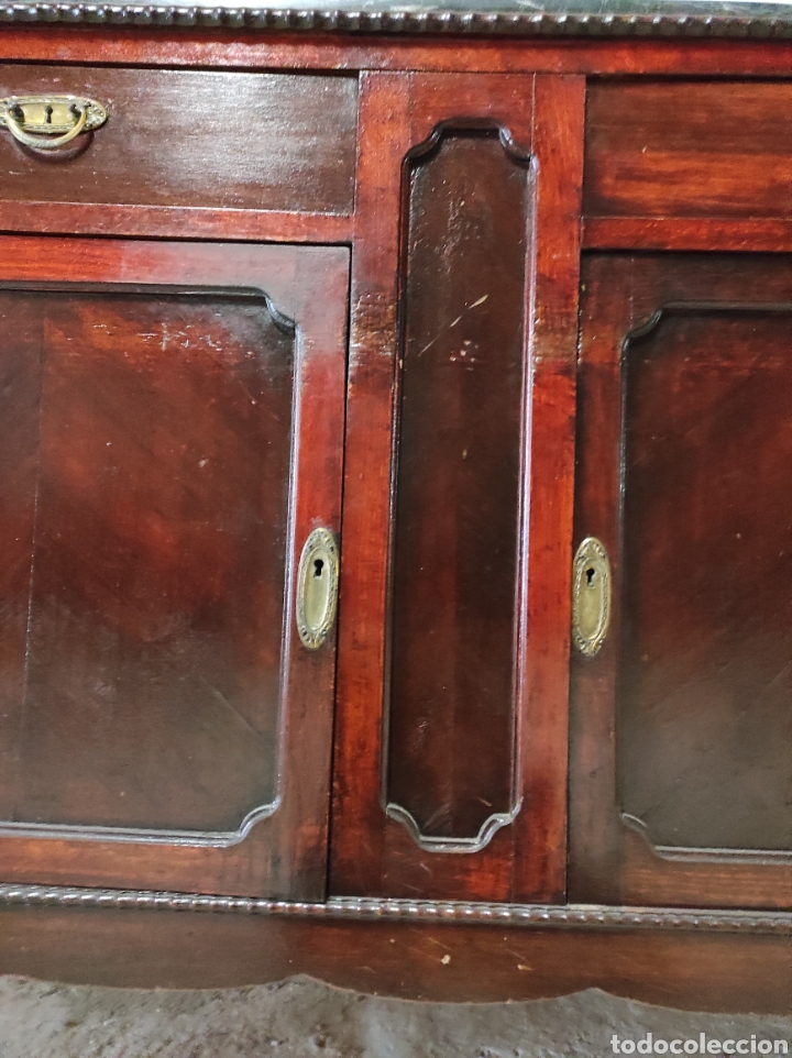 Antig&uuml;edades: Antigua c&oacute;moda con espejo a juego. - Foto 11