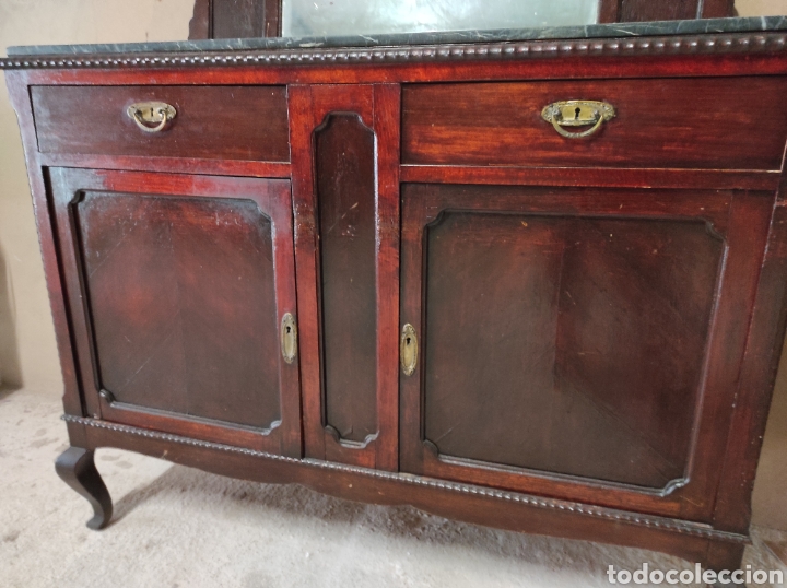 Antig&uuml;edades: Antigua c&oacute;moda con espejo a juego. - Foto 12