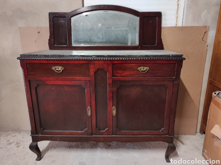 Antig&uuml;edades: Antigua c&oacute;moda con espejo a juego. - Foto 1