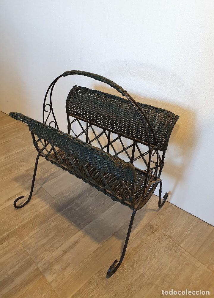 Antig&uuml;edades: REVISTERO DE MIMBRE Y FORJA - Foto 3