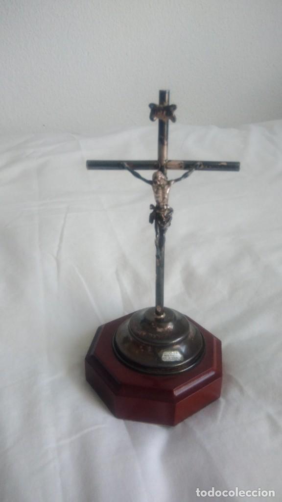 Antig&uuml;edades: CRUCIFIJO DE PLATA SOBRE BASE DE MADERA - Foto 1