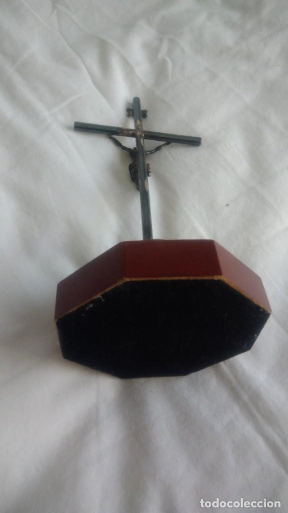 Antig&uuml;edades: CRUCIFIJO DE PLATA SOBRE BASE DE MADERA - Foto 3
