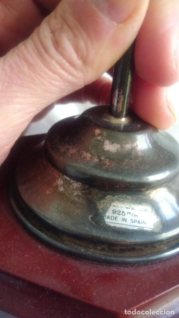 Antig&uuml;edades: CRUCIFIJO DE PLATA SOBRE BASE DE MADERA - Foto 4