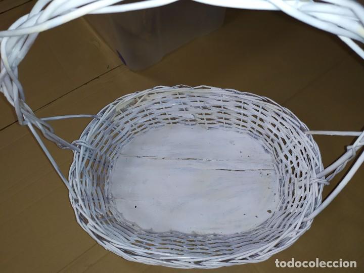 Antig&uuml;edades: CESTA MIMBRE BLANCO SHABBY CHIC - Foto 1