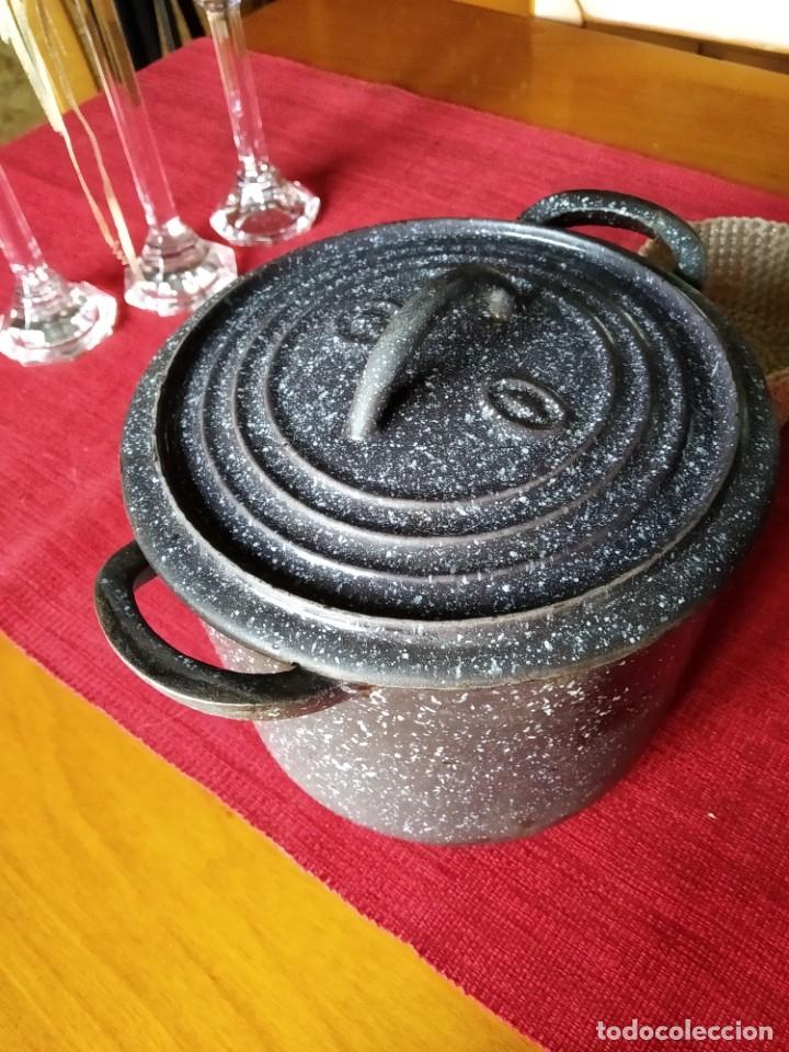 Antig&uuml;edades: Antigua olla de hierro fundido. - Foto 3