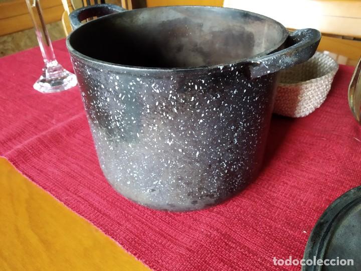 Antig&uuml;edades: Antigua olla de hierro fundido. - Foto 4