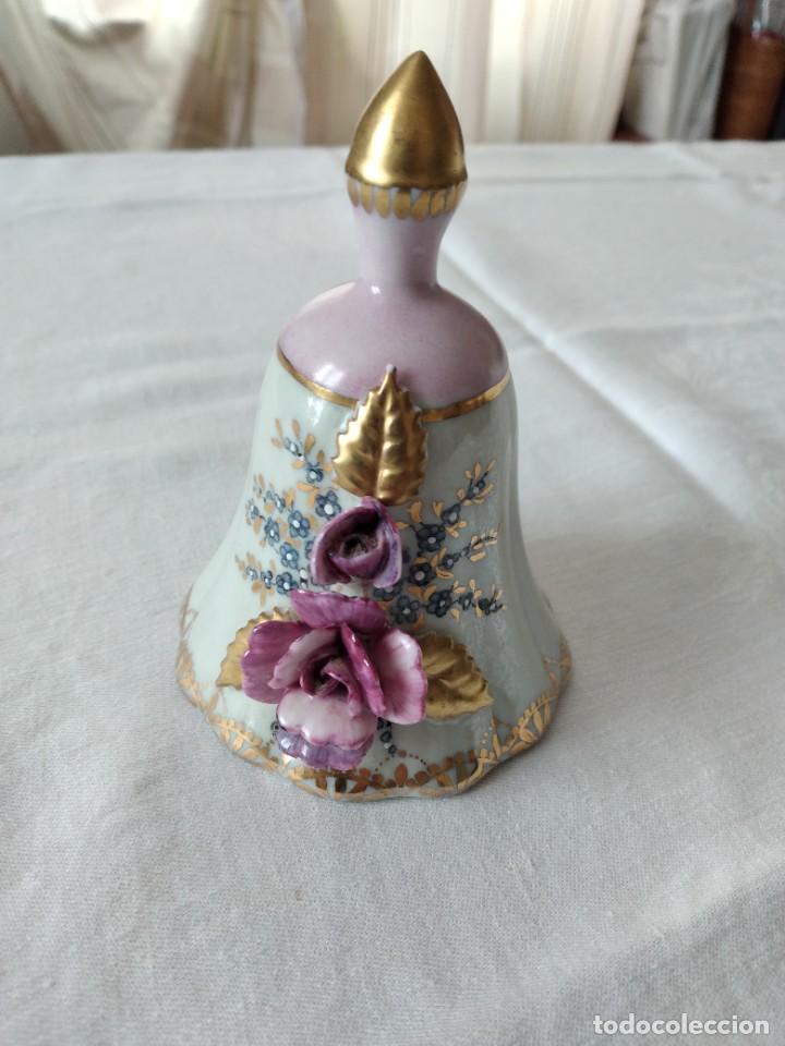 Antigüedades: Preciosa campana de porcelana con flores en relieve,pintada a mano,firmado p. fellenann - Foto 1 - 230032750