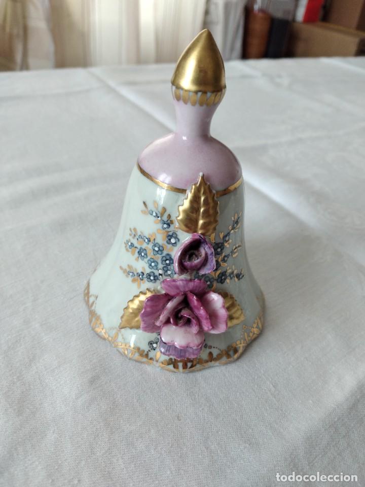 Antigüedades: Preciosa campana de porcelana con flores en relieve,pintada a mano,firmado p. fellenann - Foto 2 - 230032750