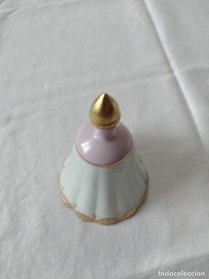 Antigüedades: Preciosa campana de porcelana con flores en relieve,pintada a mano,firmado p. fellenann - Foto 5 - 230032750