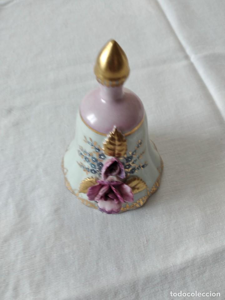 Antigüedades: Preciosa campana de porcelana con flores en relieve,pintada a mano,firmado p. fellenann - Foto 6 - 230032750