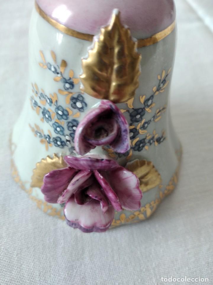 Antigüedades: Preciosa campana de porcelana con flores en relieve,pintada a mano,firmado p. fellenann - Foto 7 - 230032750