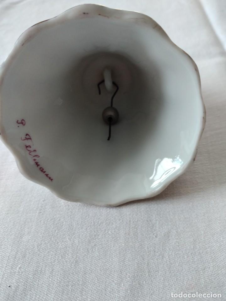 Antigüedades: Preciosa campana de porcelana con flores en relieve,pintada a mano,firmado p. fellenann - Foto 8 - 230032750