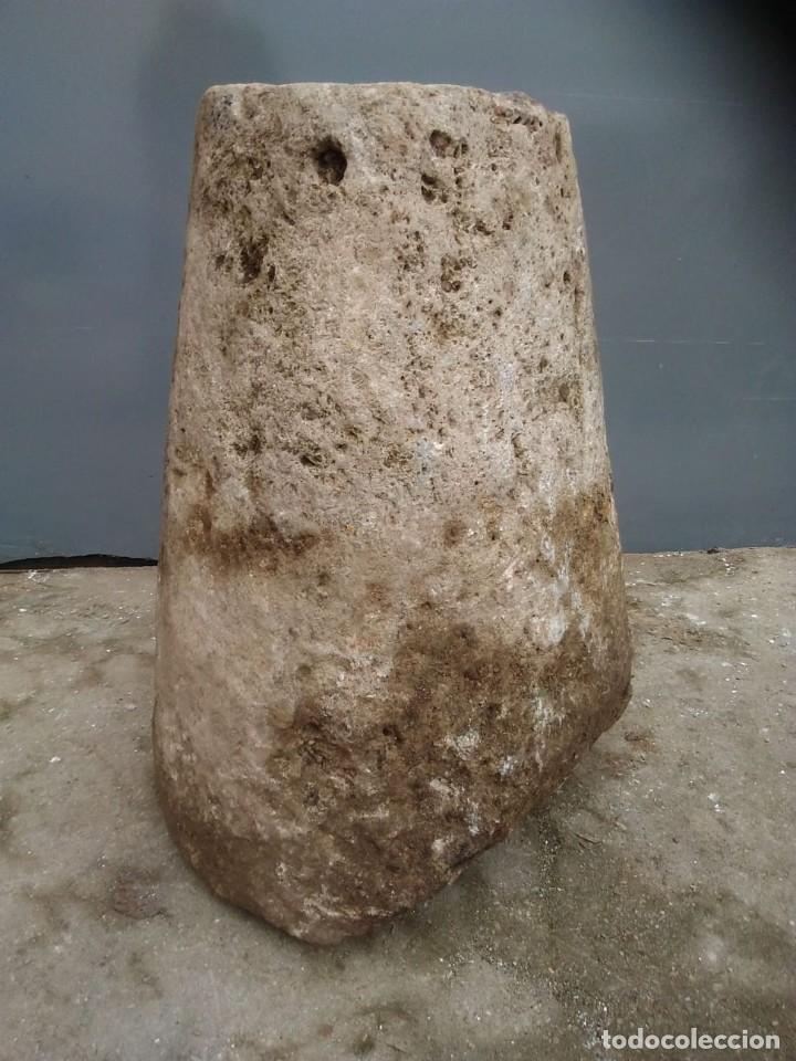 Antiquit&eacute;s: BASE INICIO O ARRANQUE DE COLUMNA DE PIEDRA CALIZA 64 CMS. ALTO X 45 DIAMETRO EN LA BASE