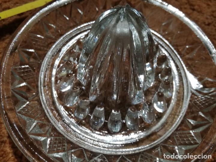 Antiquit&eacute;s: Exprimidor de cristal antiguo.