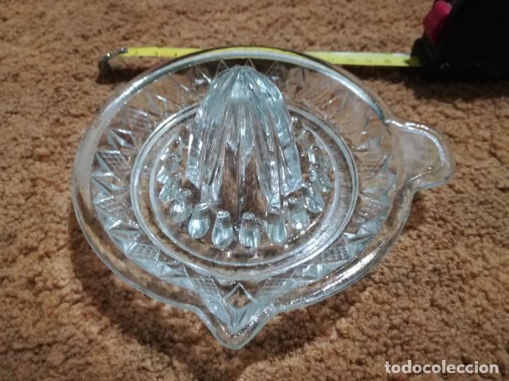 Antig&uuml;edades: Exprimidor de cristal antiguo. - Foto 3