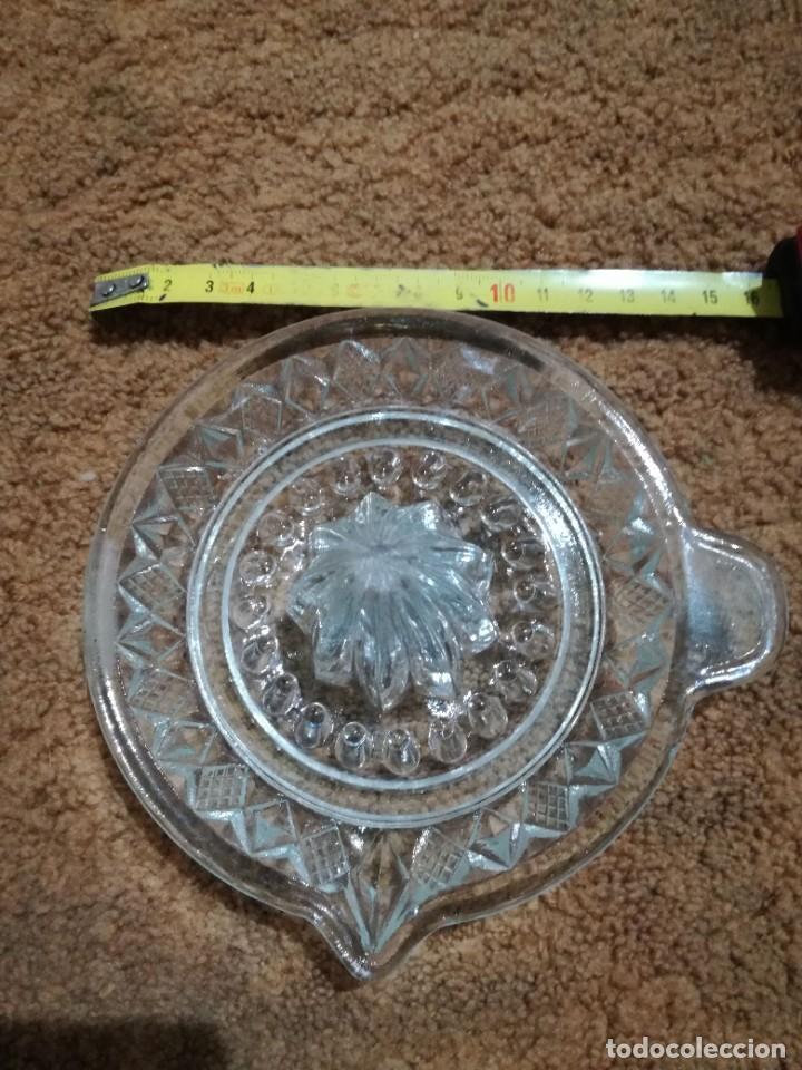 Antig&uuml;edades: Exprimidor de cristal antiguo. - Foto 4