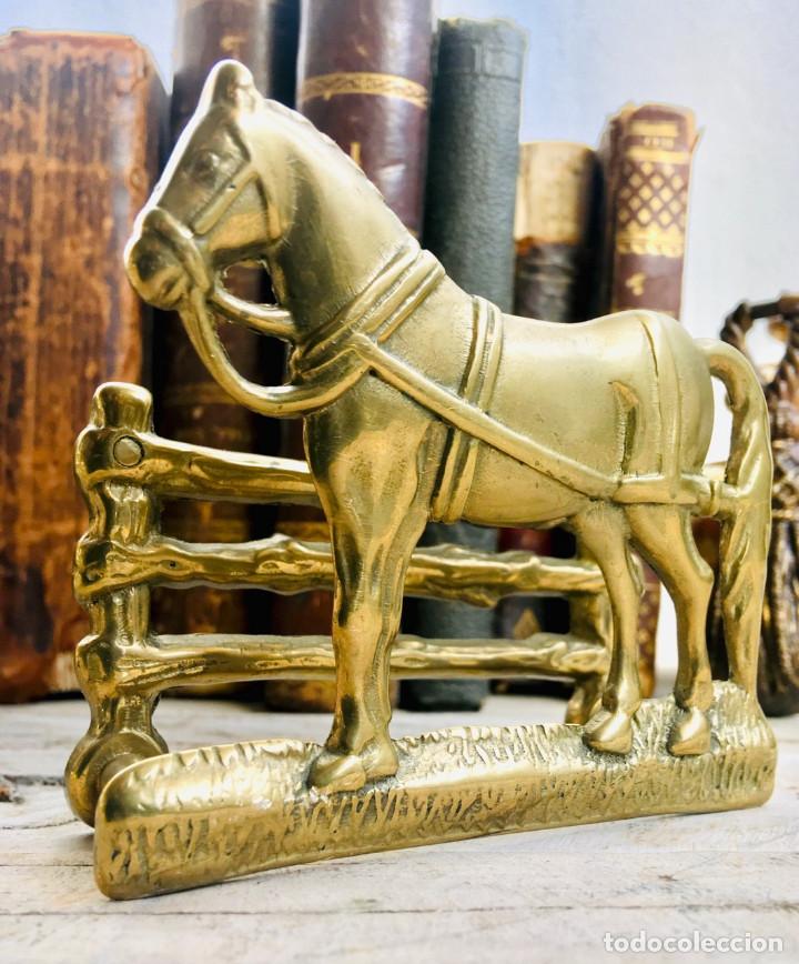 Antig&uuml;edades: PEQUE&Ntilde;O SERVILLETERO DE MESA DE BRONCE O LATON EN FORMA DE CABALLO SOPORTE SERVILLETAS A&Ntilde;OS 60