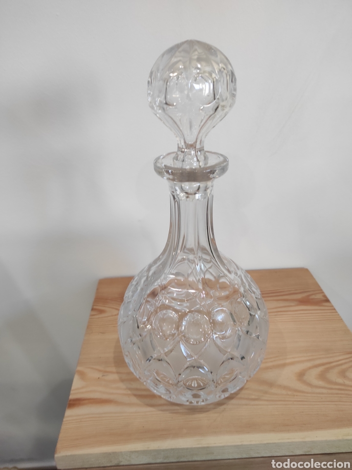 Antigüedades: Antigua botella en cristal tallado con su tapa, 28cm - Foto 2 - 230220855