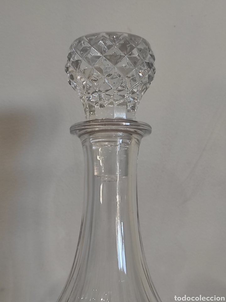 Antigüedades: Antigua botella en cristal tallado con su tapa, 28cm - Foto 7 - 230220855