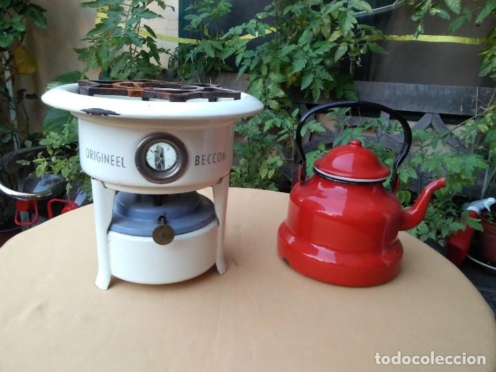 Antiques: Hornillo antiguo. 1950. M&aacute;s tetera. Antigua.