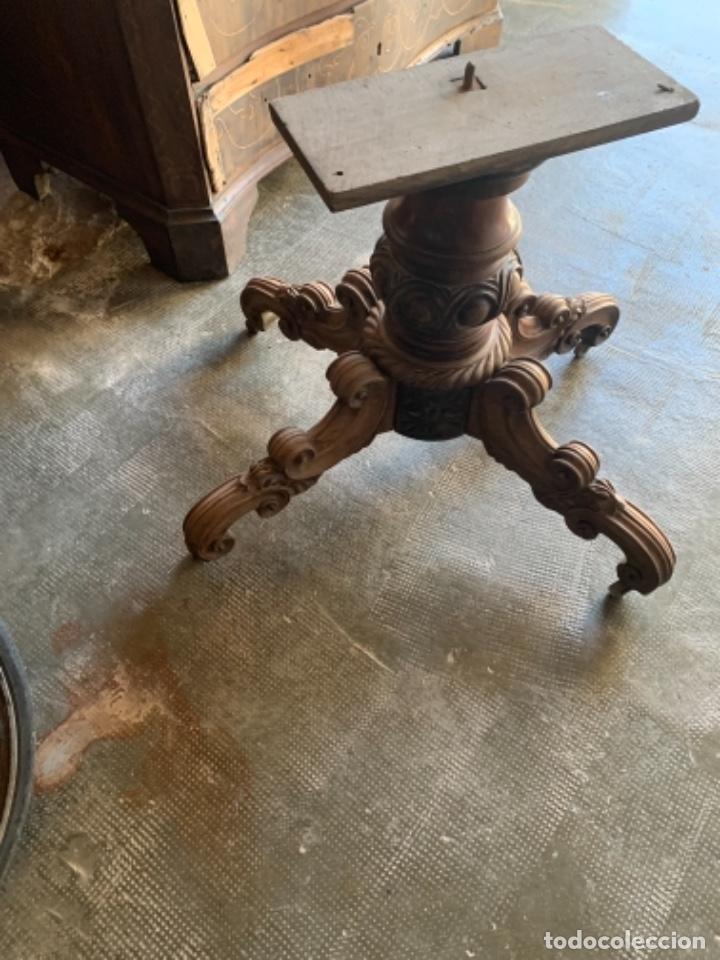 Antig&uuml;edades: Pie de mesa macizo de madera de jacaranda con talla - Foto 2