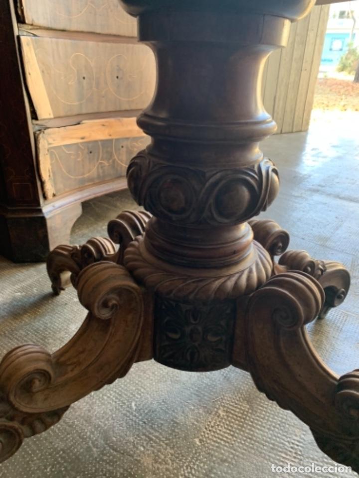 Antig&uuml;edades: Pie de mesa macizo de madera de jacaranda con talla - Foto 3