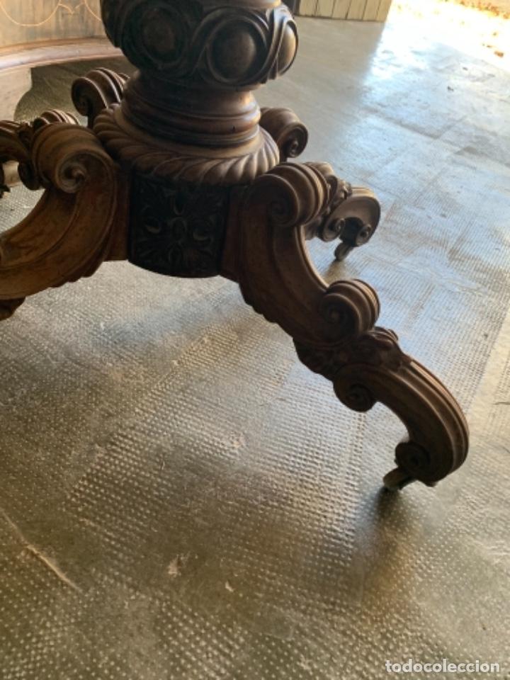 Antig&uuml;edades: Pie de mesa macizo de madera de jacaranda con talla - Foto 4