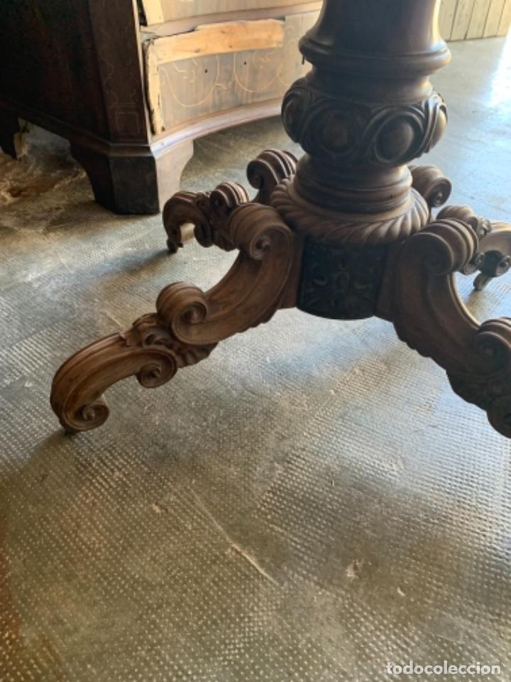 Antig&uuml;edades: Pie de mesa macizo de madera de jacaranda con talla - Foto 6
