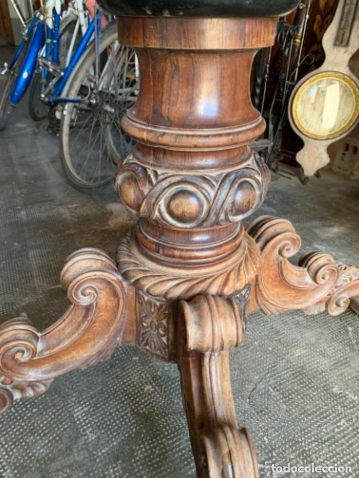 Antig&uuml;edades: Pie de mesa macizo de madera de jacaranda con talla - Foto 8
