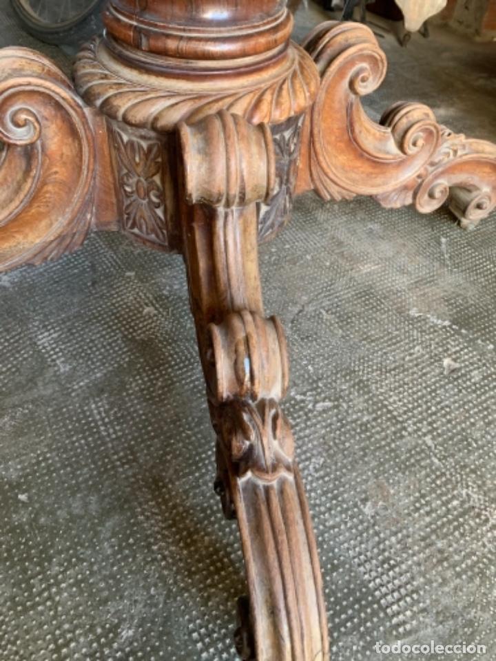 Antig&uuml;edades: Pie de mesa macizo de madera de jacaranda con talla - Foto 9