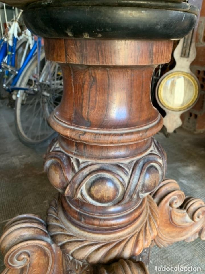 Antig&uuml;edades: Pie de mesa macizo de madera de jacaranda con talla - Foto 11