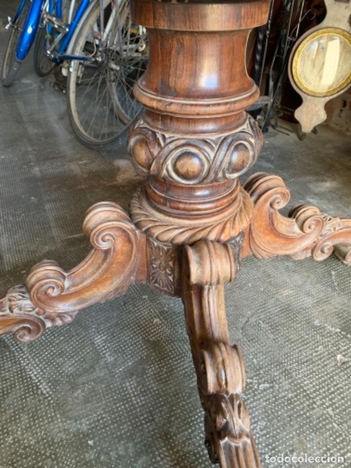Antig&uuml;edades: Pie de mesa macizo de madera de jacaranda con talla - Foto 15