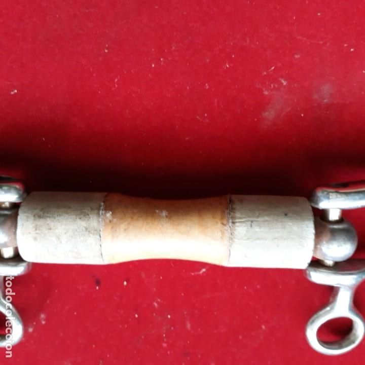 Antig&uuml;edades: Bocado Eldonian para caballo, con embocadura de madera - Foto 3