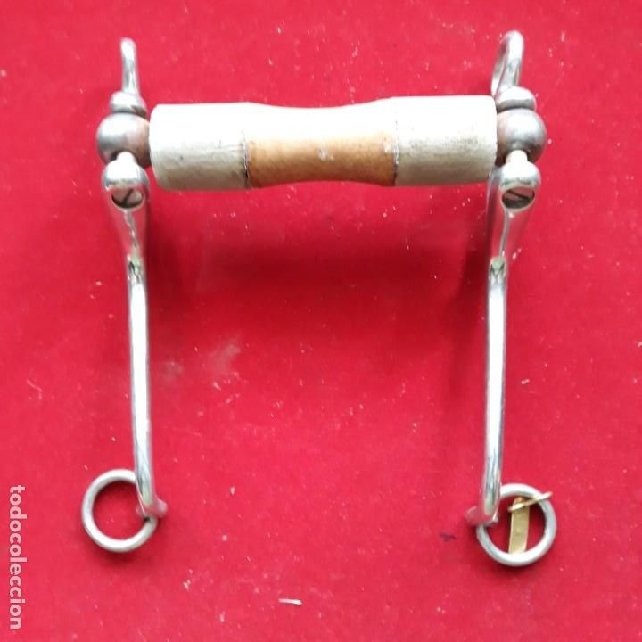 Antig&uuml;edades: Bocado Eldonian para caballo, con embocadura de madera - Foto 2