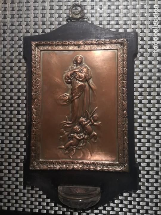 Antig&uuml;edades: Benditera de lat&oacute;n repujado,madera y cristal - Foto 1