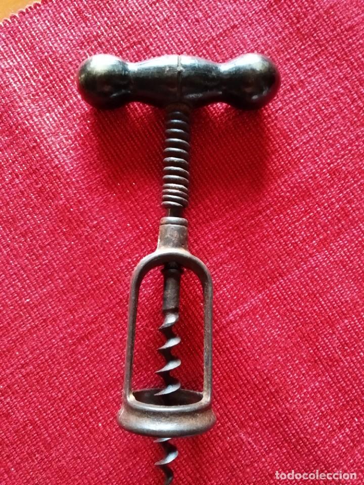 Antig&uuml;edades: Antiguo sacacorchos de hierro con mango de madera. - Foto 1